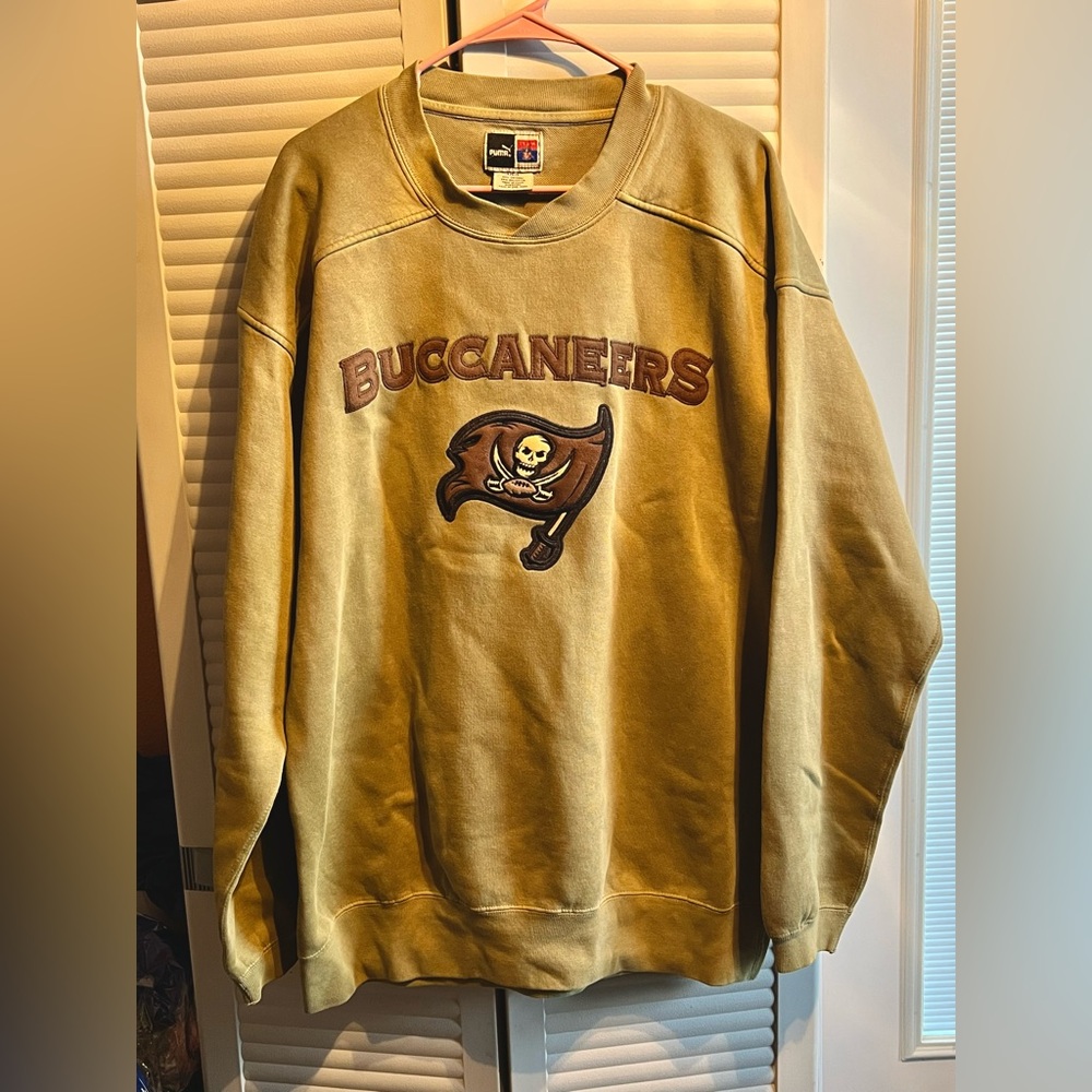 Men’s Tampa Bay Buccaneers size, large khaki sweatshirt